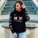 Gepersonaliseerd This Baseball Mom Wear Her Heart On Her Sleeve T-shirt Sweatshirt Hoodie met kindernaam Moederdagcadeau voor mama