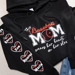 Gepersonaliseerd This Baseball Mom Wear Her Heart On Her Sleeve T-shirt Sweatshirt Hoodie met kindernaam Moederdagcadeau voor mama