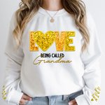 Gepersonaliseerde Love Being Called Grandma Faux borduurwerk Sequin T-shirt Sweatshirt met 1-14 Namen Moederdag Verjaardagscadeau voor oma Moeder