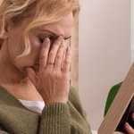 Personlig Vintage Graverad Änglavingar Ring med Födelsesten Minnesgåva till henne