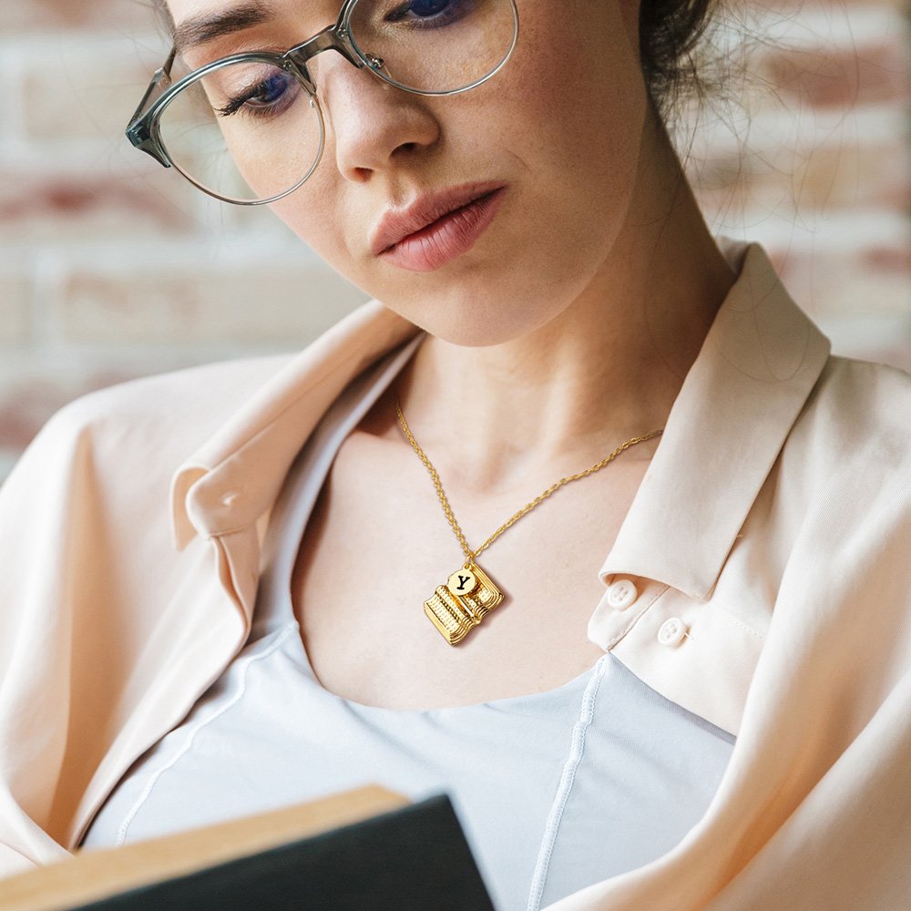 Collana personalizzata con charm a forma di libro e lettera incisa