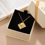 Personalisiertes Buch Charme Halskette mit eingraviertem Buchstaben Geburtstag Geschenk für Buchliebhaber Schreiber