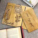 Support de Livre en Bois Personnalisé avec Fleur de Naissance et Nom Gravés Porte-Lunettes Cadeau Anniversaire Noël pour Amoureux de Lecture