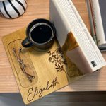 Support de Livre en Bois Personnalisé avec Fleur de Naissance et Nom Gravés Porte-Lunettes Cadeau Anniversaire Noël pour Amoureux de Lecture