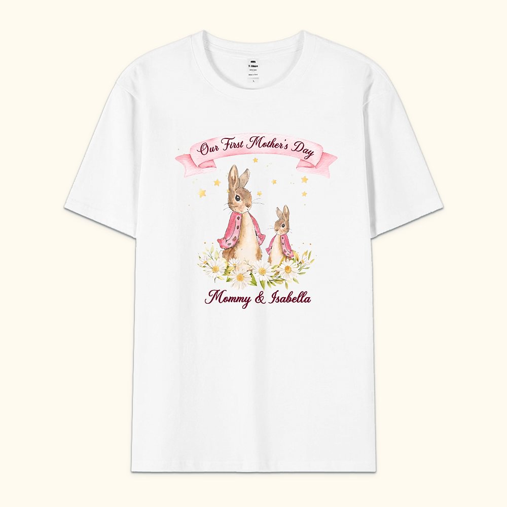 T-Shirt Adulte Personnalisé avec Noms Thème Our First Mother's Day Lapin Pierre Cadeau Fête pour Nouvelle Maman