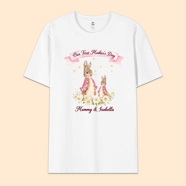 Maglietta per adulti personalizzata per la nostra prima festa della mamma Peter Rabbit Bunny Floral con nomi Regalo per la festa della mamma per la nu