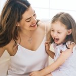 Personalized Hug and Love Heart Necklace with 1-8 Names Birthday Mother’s Day Gift for Mom Grandma