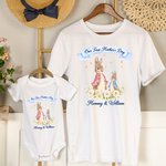 Personalisierte Unsere erste Muttertag Peter Rabbit Bunny Floral Baby Onesie mit Namen Muttertag Baby Dusche Geschenk für neugeborenes Baby