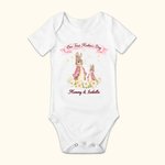 Personalisierte Unsere erste Muttertag Peter Rabbit Bunny Floral Baby Onesie mit Namen Muttertag Baby Dusche Geschenk für neugeborenes Baby