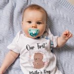Personalisierte Our First Mother's Day Bear Baby Onesie und Mommy Matching T-Shirt mit Namen und Jahr Geschenk für Baby neue Mutter