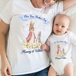 Personalisierte Unsere erste Muttertag Peter Rabbit Bunny Floral Baby Onesie mit Namen Muttertag Baby Dusche Geschenk für neugeborenes Baby