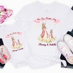 Personalisierte Unsere erste Muttertag Peter Rabbit Bunny Floral Baby Onesie mit Namen Muttertag Baby Dusche Geschenk für neugeborenes Baby