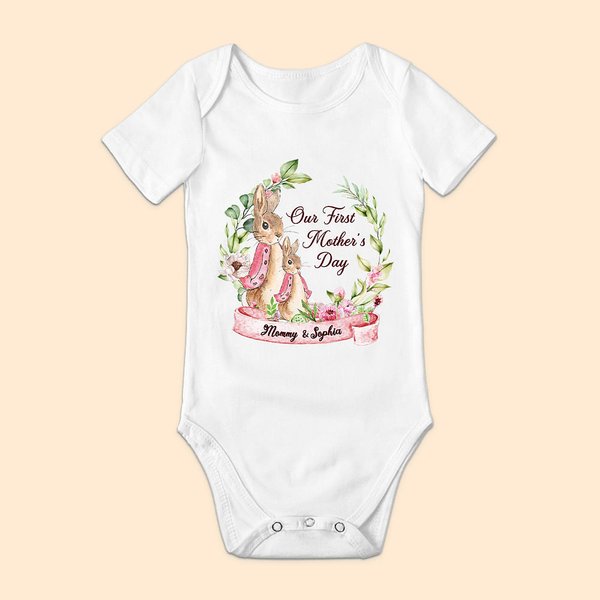 T-shirt adulte Peter Rabbit Bunny Floral et Onesie avec noms personnalisés Cadeau de fête des mères pour bébé et nouvelle maman
