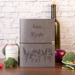 Personalisiertes Notebook Ringbuch Rezeptbuch mit Ledereinband und Gummiband Blumenmotiven Muttertag Geburtstag Geschenk für Damen Mutter