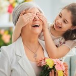 Personalized Hug and Love Heart Necklace with 1-8 Names Birthday Mother’s Day Gift for Mom Grandma