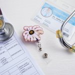 Personalisierte lustige Glitter Withered Daisy Acryl Abzeichen Reel Geburtstag Krankenschwester Woche Geschenk für Krankenschwester Arzt medizinisches