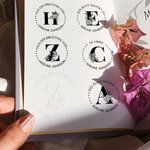 Personalisierter Buchpräger mit Blumen und Initiale Prägestempel Geschenk zum Geburtstag Schulabschluss für Familie Freunde Buchliebhaber