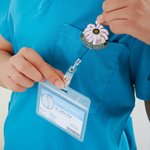 Personalisierte lustige Glitter Withered Daisy Acryl Abzeichen Reel Geburtstag Krankenschwester Woche Geschenk für Krankenschwester Arzt medizinisches