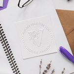 Personalisierter Buchpräger mit Blumen und Initiale Prägestempel Geschenk zum Geburtstag Schulabschluss für Familie Freunde Buchliebhaber