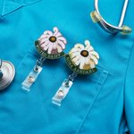 Personalisierte lustige Glitter Withered Daisy Acryl Abzeichen Reel Geburtstag Krankenschwester Woche Geschenk für Krankenschwester Arzt medizinisches