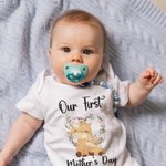 Gepersonaliseerd Katoenen Onze Eerste Moederdag Giraffe Mama T-shirt en Baby Onesie met Namen en Jaar Cadeau voor Nieuwe Moeder Baby