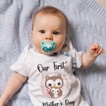 Personalisierte niedliche Eule Unsere erste Muttertag T-Shirt und Baby Onesie Mutter und Baby Matching Shirt mit Namen Geschenk für neue Mutter Baby