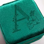 Caja de joyería de viaje de terciopelo personalizada con flor de nacimiento grabada e inicial regalo de cumpleaños o día de la madre para ella