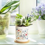 Maceta de cerámica con nombre y base de bambú Flores de acuarela personalizadas con efecto 3D Mano en mano Regalo del Día de la Madre para mamá Abuela