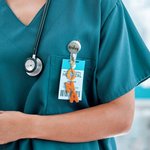 Charm in resina glitterato personalizzato con 1-5 lettere Infermiere Medico Accessorio Regalo di laurea per studenti di medicina