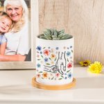 Maceta de cerámica con nombre y base de bambú Flores de acuarela personalizadas con efecto 3D Mano en mano Regalo del Día de la Madre para mamá Abuela