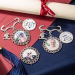 Gepersonaliseerde Antieke Graduation Cap Memorial Tassel Broche Pin met 1-6 foto Charms Grad Ceremony Sympathie Gift voor klasse van 2025 afgestudeerden