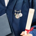 Gepersonaliseerde Antieke Graduation Cap Memorial Tassel Broche Pin met 1-6 foto Charms Grad Ceremony Sympathie Gift voor klasse van 2025 afgestudeerden