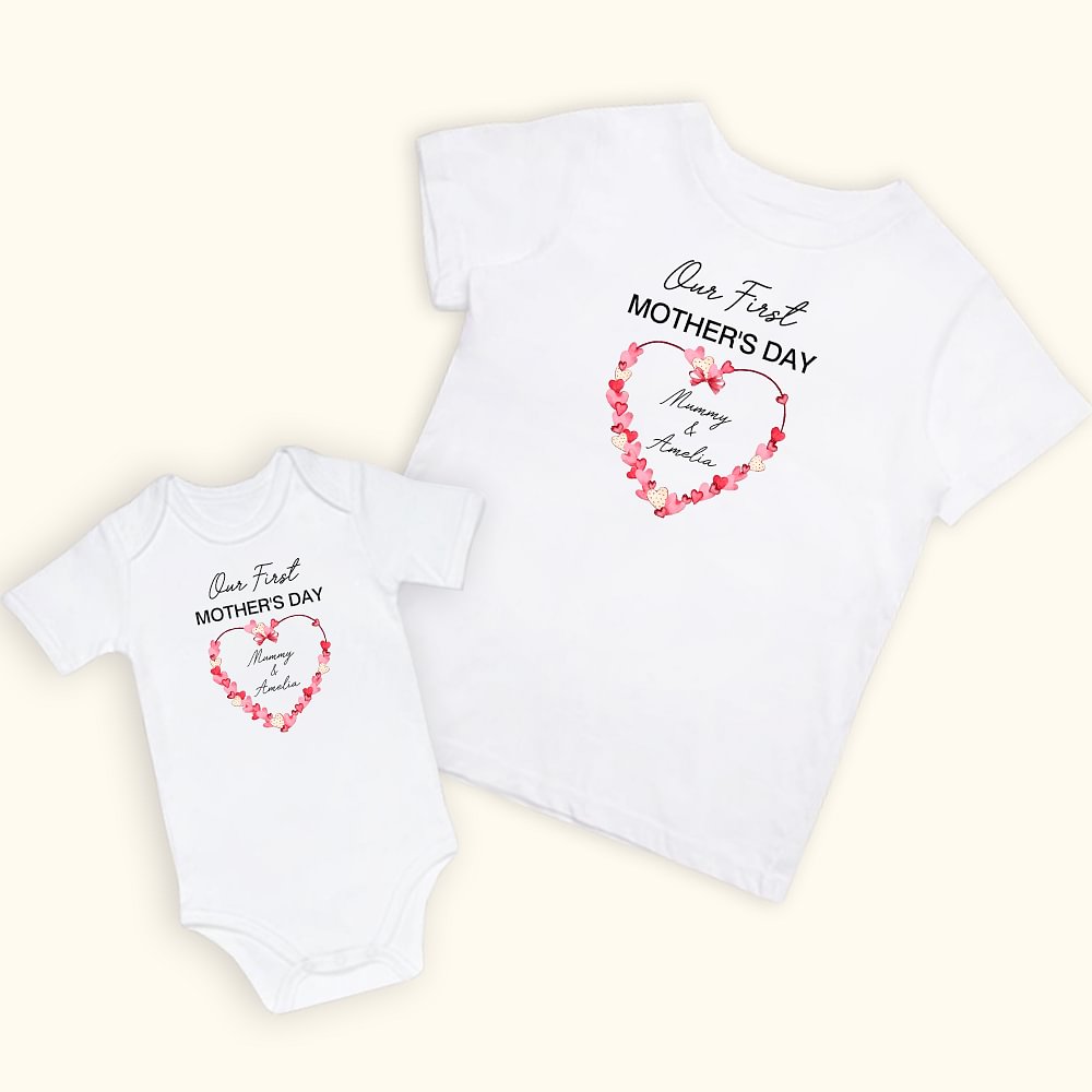T-shirt personnalisé Notre première fête des mères avec fleurs en forme de coeur Onesie pour bébé avec nom Cadeau pour nouvelle maman bébé