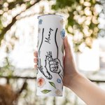 Personalisierte Aquarell Blumen 3D-Effekt Hand in Hand Namen Skinny Becher mit Strohhalm und Pinsel Mutter Geschenk für Mama Oma