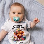 Personalisierte Unsere erste Muttertag Highland Cattle Baby Onesie und Mama T-Shirt-Set mit Namen Muttertag Geburtstag Geschenk für Baby neue Mutter
