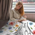 Coperta personalizzata Holding Mommy's Hand Watercolor Flower Soft Cozy Blanket con nomi Festa della mamma Regalo di compleanno per la mamma nonna