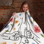Coperta personalizzata Holding Mommy's Hand Watercolor Flower Soft Cozy Blanket con nomi Festa della mamma Regalo di compleanno per la mamma nonna