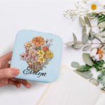 Henkilökohtainen syntymä Kukkakimppu Kannettava nahkainen korut laatikko nimi Travel Essentials Äitienpäivä Syntymäpäivä lahja äidille isoäitiille