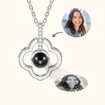 Collana personalizzata in argento sterling con proiezione di foto del quadrifoglio e 100 lingue per la festa della mamma e l'anniversario.