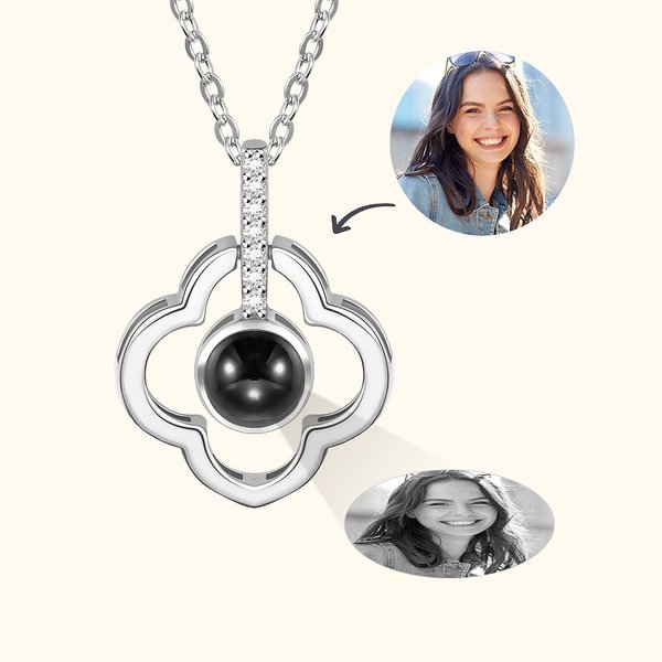 Collana personalizzata in argento sterling con proiezione di foto del quadrifoglio e 100 lingue per la festa della mamma e l'anniversario.