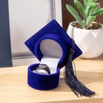 Gepersonaliseerde Class of 2025 Graduation Cap Design Ring Box met naam en tekst Afstudeergeschenk voor afgestudeerde
