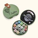 Personalisiertes Nähset mit Geburtsblume und Namen Tragbares Kompaktes Nähzubehör in Schöner Aufbewahrungsbox Geschenk für DIY Handwerk-Liebhaber