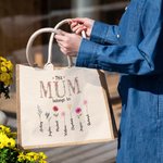 Gepersonaliseerde This Is Mom Oma Hoort Bij Jute Draagtas met 1-16 Geboorte Bloemen en Naam Moederdag Verjaardagscadeau voor haar