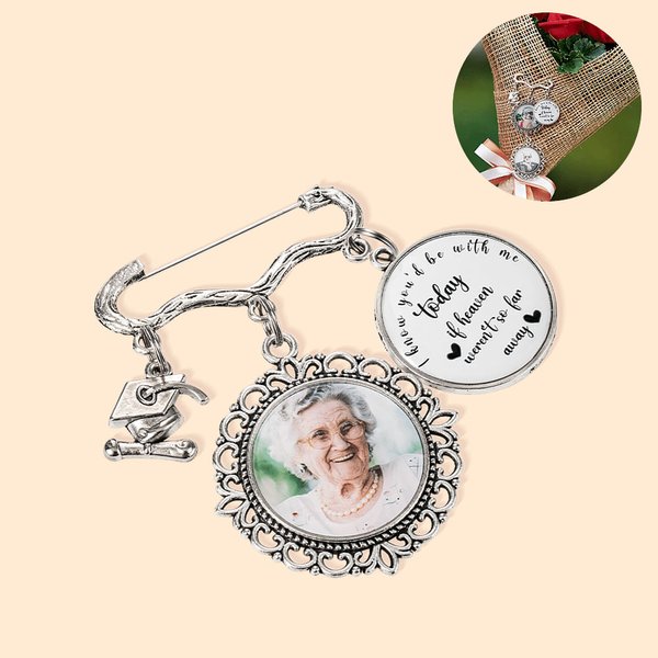 Gepersonaliseerde Antieke Graduation Cap Memorial Tassel Broche Pin met 1-6 foto Charms Grad Ceremony Sympathie Gift voor klasse van 2025 afgestudeerden