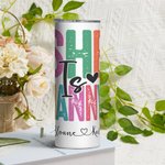 Personalisierte bunten Buchstaben Sie ist Mama 20oz Skinny Tumbler mit 1-16 Kinder Namen und Bibelvers Muttertag christliches Geschenk für Mama Oma