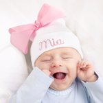 Gepersonaliseerd Roze Strik Baby Meisje Zacht Ziekenhuis Gebreid Mutsje met Geborduurde Naam Schattig Hoofd Accessoire Baby Shower Gift voor Pasgeborene