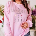 Sudadera personalizada This Mommy Belongs To 1-16 Birth Flower con nombre Cumpleaños Día de la Madre Regalo para mamá Abuela