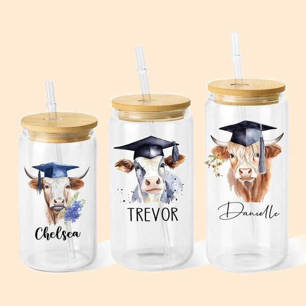 Vaso de cristal personalizado Highland Cow 12oz 16oz 20oz con tapa de bambú y pajita Regalo de graduación para graduados Clase de 2025