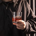 Bicchiere da whisky da 10 oz moderno e minimalista personalizzato con titolo e 1-12 nomi Regalo di compleanno per la festa del papà nonno