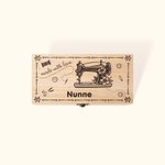 Boîte de rangement en bois personnalisée avec nom pour machine à coudre Made With Love Cadeau d'anniversaire pour couturière passionnée de couture
